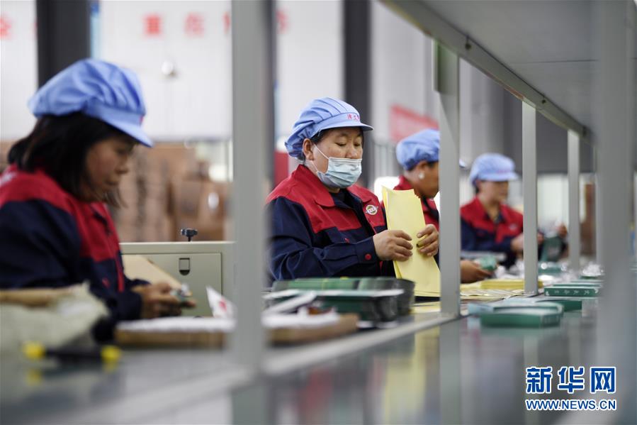 （在習近平新時代中國特色社會主義思想指引下&mdash;&mdash;新時代新作為新篇章&middot;習近平總書記關切事&middot;圖文互動）（1）&ldquo;綠色銀行&rdquo;發(fā)工資、&ldquo;股東&rdquo;分紅來敲門&hellip;&hellip;&mdash;&mdash;探索長效脫貧致富新機制見聞