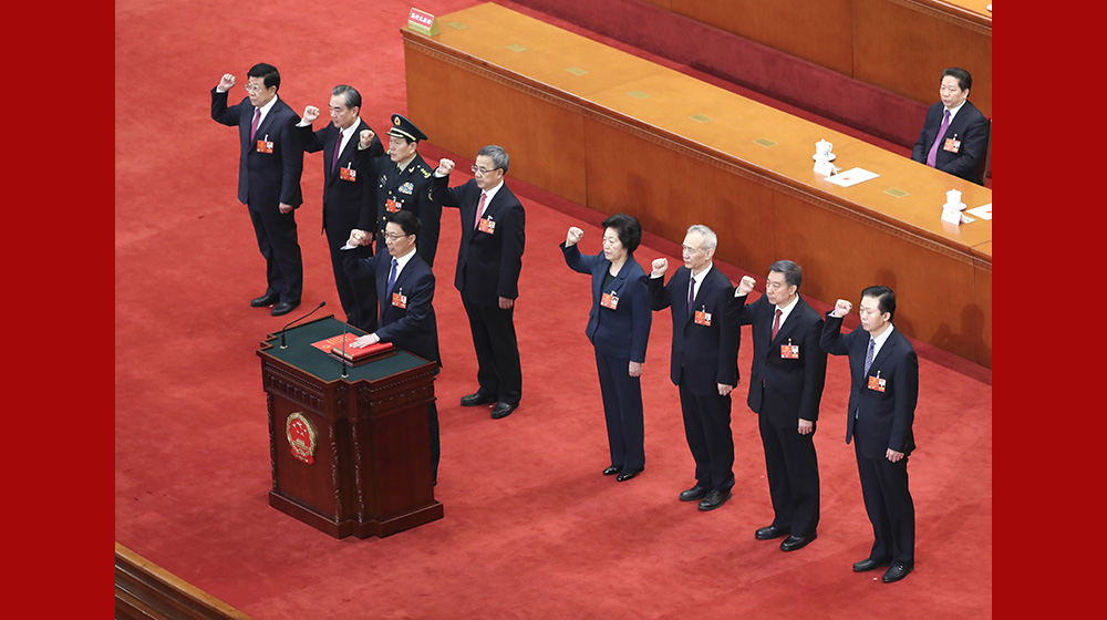 國務(wù)院副總理、國務(wù)委員、秘書長進行憲法宣誓