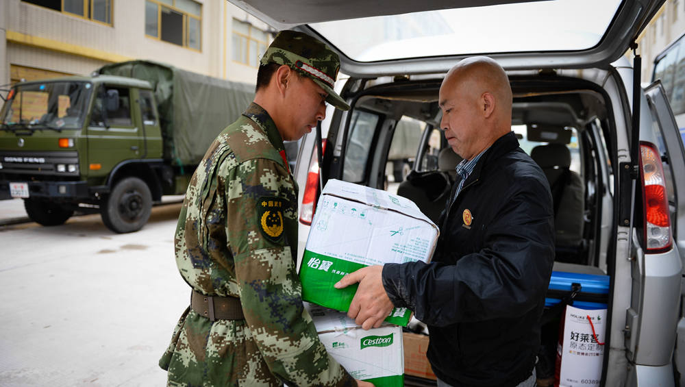 400箱水 60箱方便面：一位普通監(jiān)利市民的&ldquo;凡人善舉&rdquo;