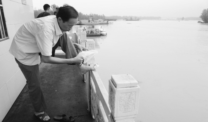 小身板有大力量，拖著腳傷跑新聞