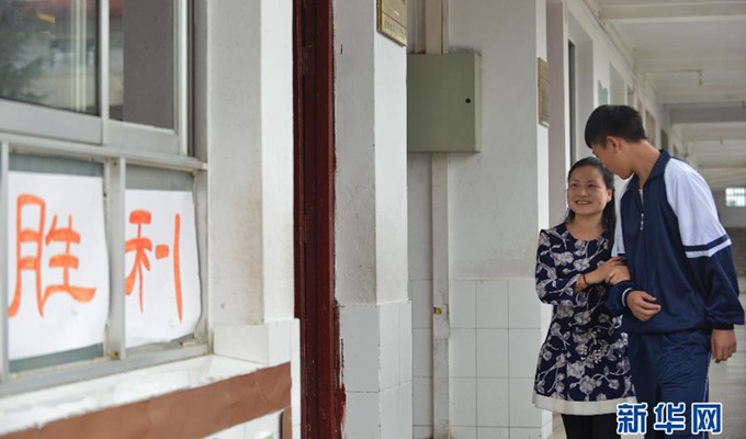 劉芳在學生協(xié)助下，前去上課