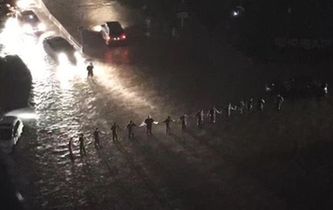 暴雨中的&ldquo;最美人墻&rdquo;找到了！