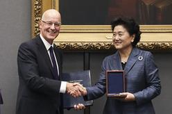 劉延?xùn)|被授予紐約大學(xué)&ldquo;校長獎(jiǎng)?wù)?rdquo;