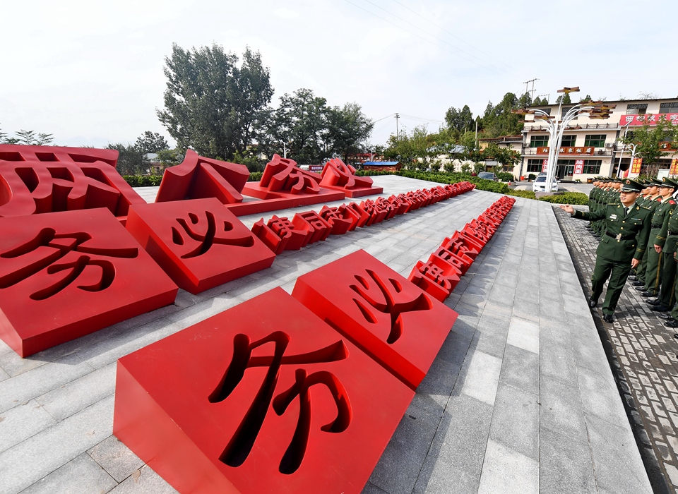 全面從嚴(yán)治黨，以更高能力和水平引領(lǐng)新時(shí)代