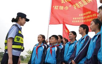 孩子們的&ldquo;紅領(lǐng)巾護(hù)路志愿隊(duì)&rdquo;