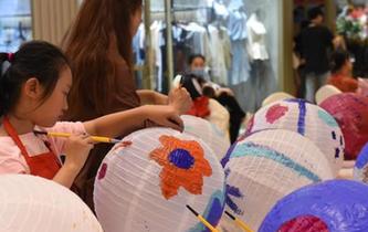 重慶百余小朋友共畫(huà)&ldquo;團(tuán)圓&rdquo;迎中秋