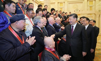 慶祝大會結(jié)束后，習(xí)近平等會見受表彰人員及親屬代表