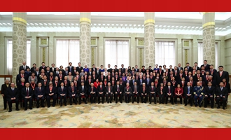 慶祝大會結(jié)束后，習(xí)近平等同受表彰人員及親屬代表合影留念