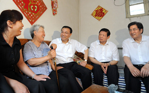 李克強(qiáng)考察北京門(mén)頭溝工礦棚戶(hù)區(qū)