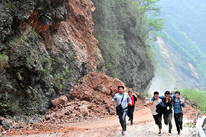 實拍：志愿者冒飛石向災區(qū)挺進！