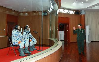 范長(zhǎng)龍看望神舟十一號(hào)航天員景海鵬、陳冬