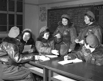 第一批女飛行員：毛澤東稱贊，細(xì)妹子不簡單，飛得好高啊