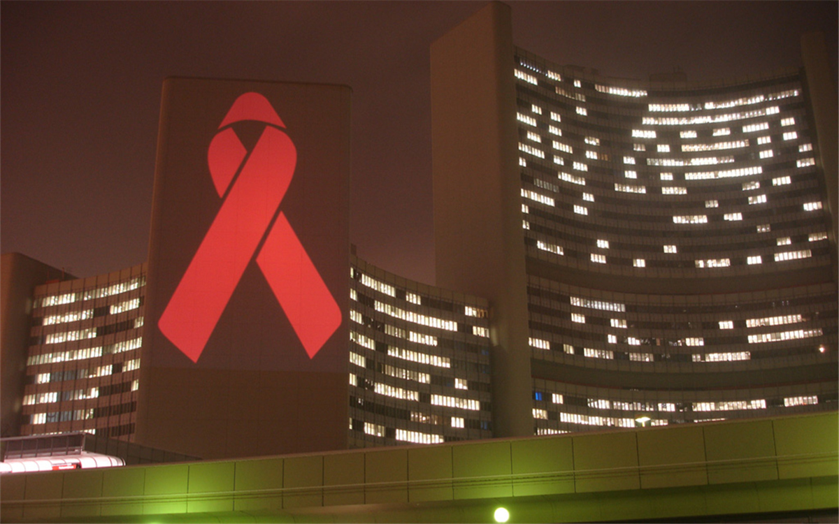 在世界艾滋病日，聯(lián)合國總部大樓點亮紅絲帶標志