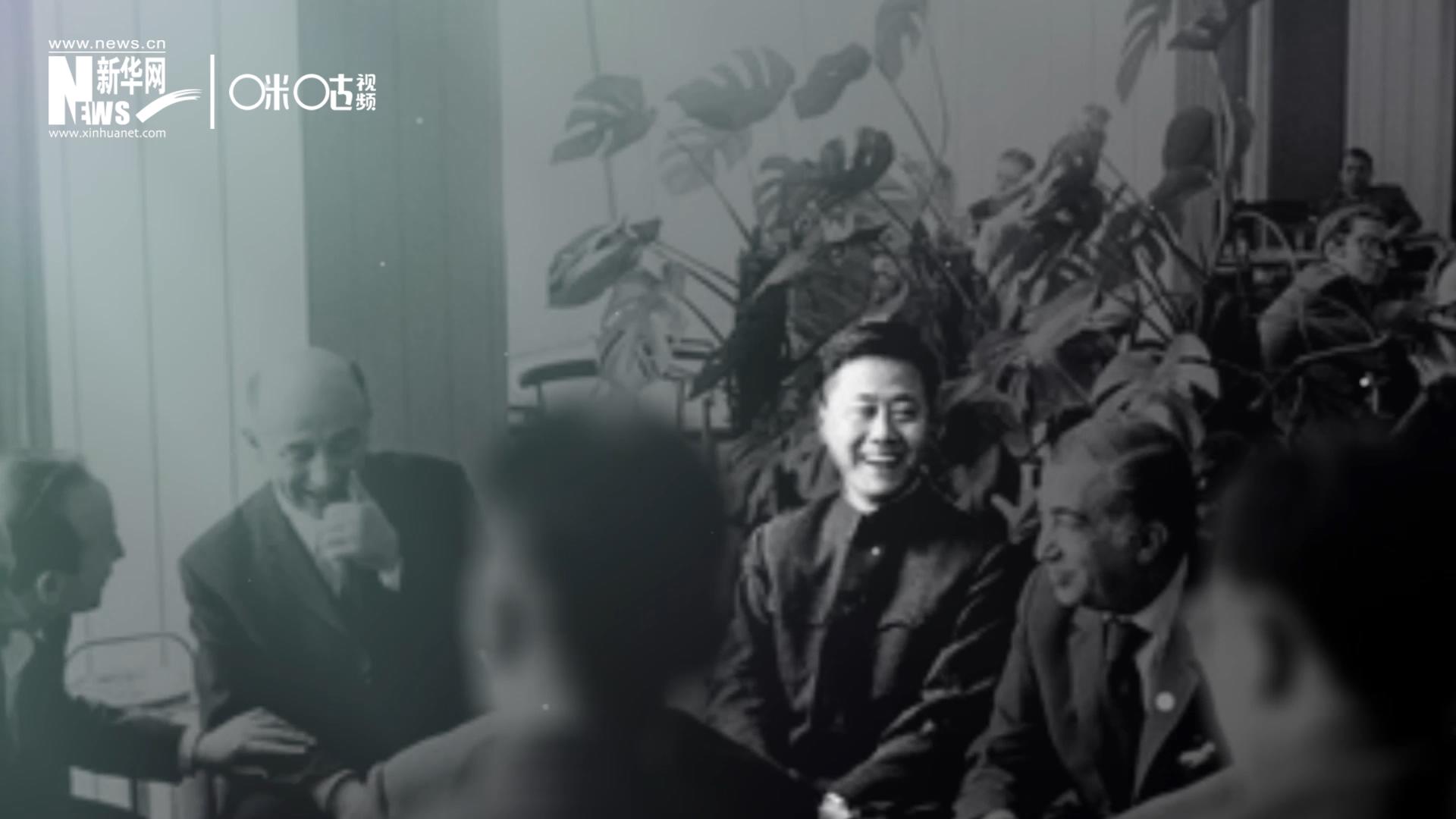 照片里的這個人是高梁，原新華社國際部記者。原本作為代表團(tuán)隨行記者的他接到通知，由他帶領(lǐng)一支先遣小組先行去紐約。