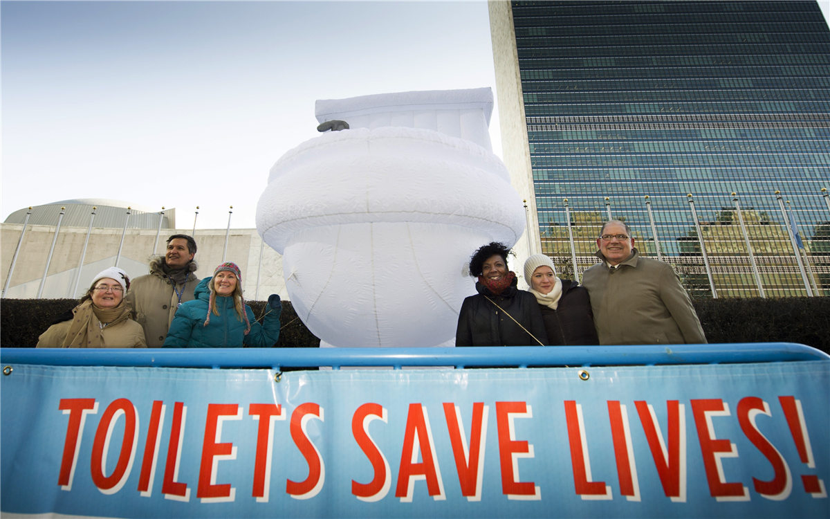 &ldquo;世界廁所日&rdquo;，聯(lián)合國總部大樓前的口號條幅