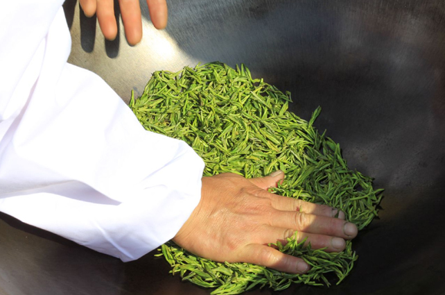 好茶占盡天時(shí)地利，炒茶師月入三五萬(wàn)