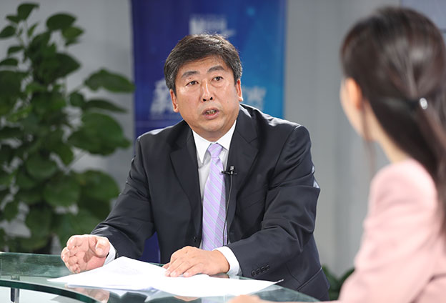 具體落在實(shí)處就是把方向，管大局，保落實(shí)