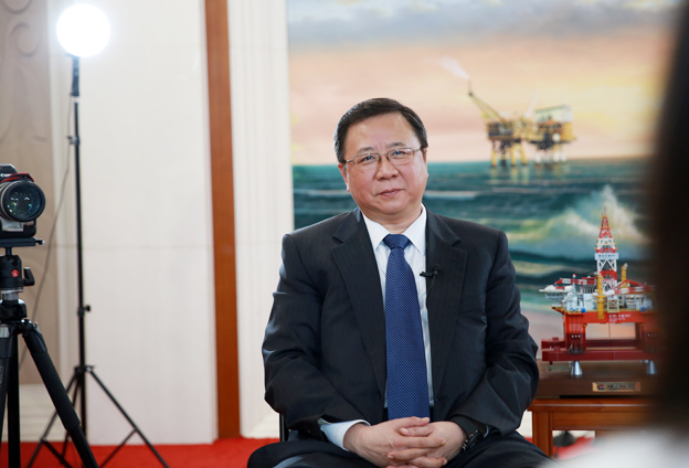 堅持黨的領(lǐng)導(dǎo)、加強(qiáng)黨的建設(shè)，是國有企業(yè)的光榮傳統(tǒng)。