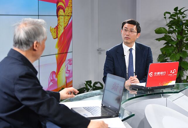 您再給我們梳理一下，黨章中有關(guān)&ldquo;基本路線&rdquo;的修改情況。