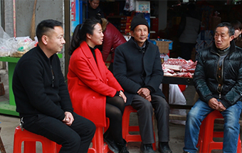 克難，帶領村民改變家鄉(xiāng)落后面貌