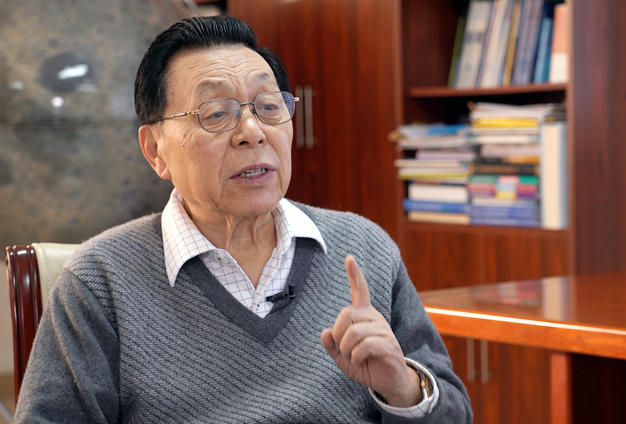 宇宙空間有來自各類天體發(fā)射的很多信息，背面是唯一的一個地方能接收到這部分信號