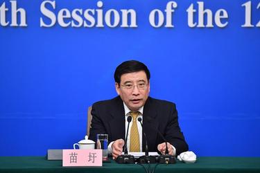 工業(yè)和信息化部部長(zhǎng)苗圩等就&ldquo;推進(jìn)實(shí)施&lsquo;中國制造2025&rsquo;&rdquo;答記者問