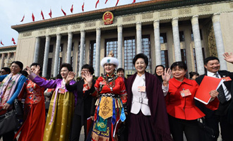 閉幕會(huì)后，代表走出人民大會(huì)堂