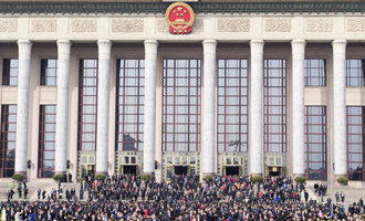 閉幕會后，代表走出人民大會堂