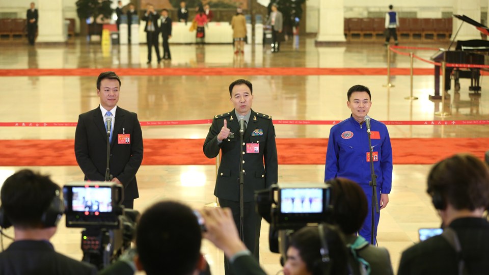 趙宏博、景海鵬、唐嘉陵代表接受采訪