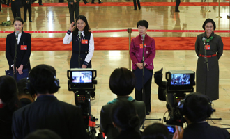 吳敏霞、杜玉濤、蒙曼、盧麗安代表接受采訪