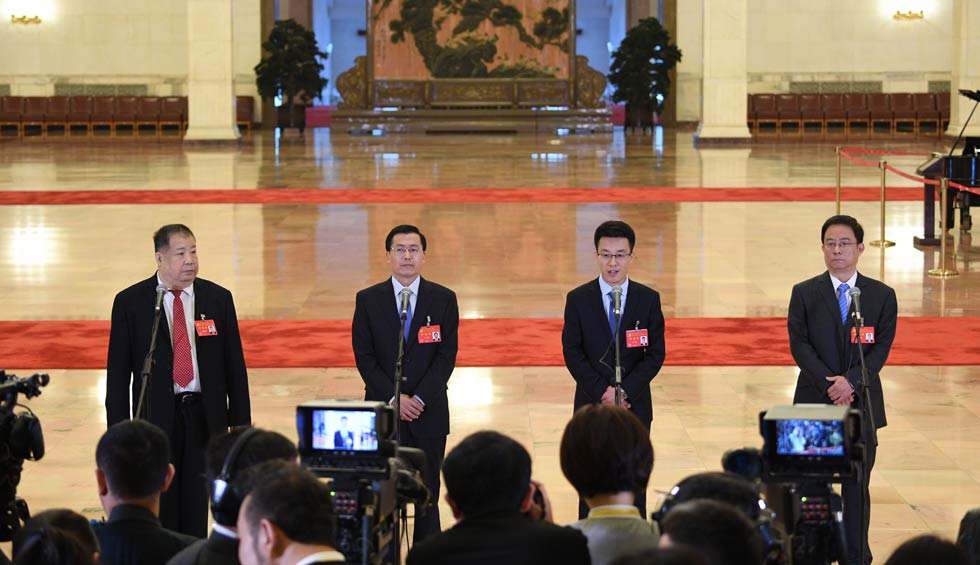 凌解放、王立平、徐川、黃一兵接受采訪