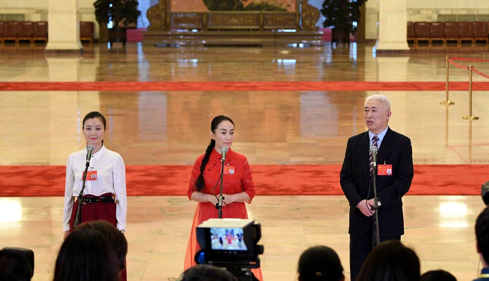 肖笑波、侯艷、徐俊接受采訪