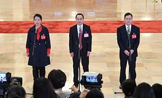 姜妍、康紅普、劉宗富代表接受采訪