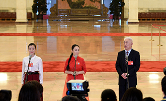 肖笑波、侯艷、徐俊代表接受采訪