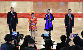 蔡松濤、杜麗群、楊小玲、賈立群代表接受采訪