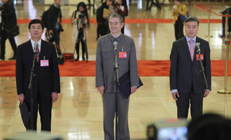 吳曉光、胡偉武、金東寒代表接受采訪