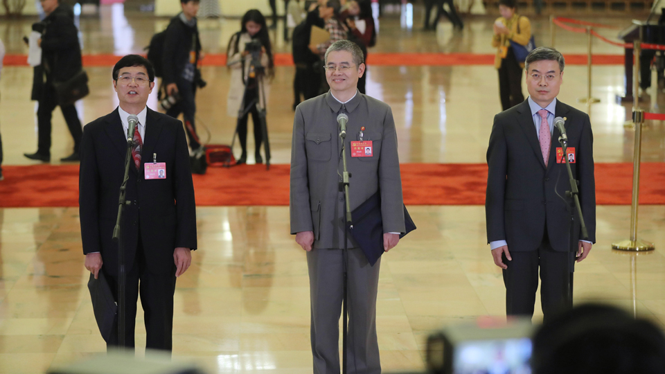 吳曉光、胡偉武、金東寒代表接受采訪