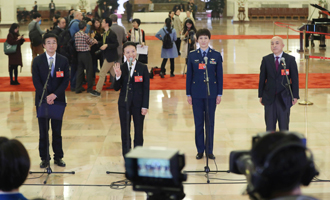 王辰、楊潔、劉文力、王旭東代表接受采訪