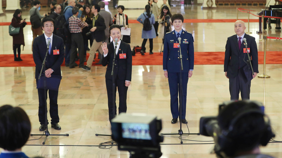 王辰、楊潔、劉文力、王旭東代表接受采訪