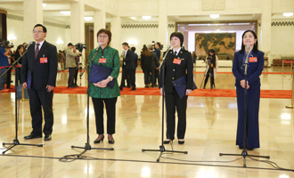 蔣成華、邵蕓、甘露、周宇代表接受采訪