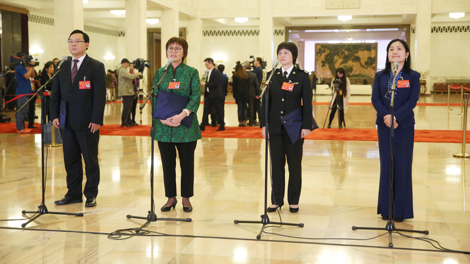 蔣成華、邵蕓、甘露、周宇代表接受采訪