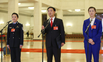 李貝、裴春亮、丁寧代表接受采訪