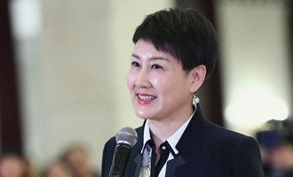 全國(guó)政協(xié)委員張凱麗在&ldquo;委員通道&rdquo;接受采訪