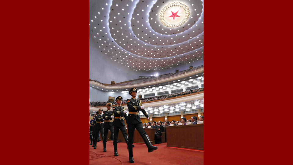 陸?？杖妰x仗兵正步行進(jìn)至主席臺(tái)前