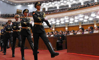 陸?？杖妰x仗兵正步行進(jìn)至主席臺(tái)前