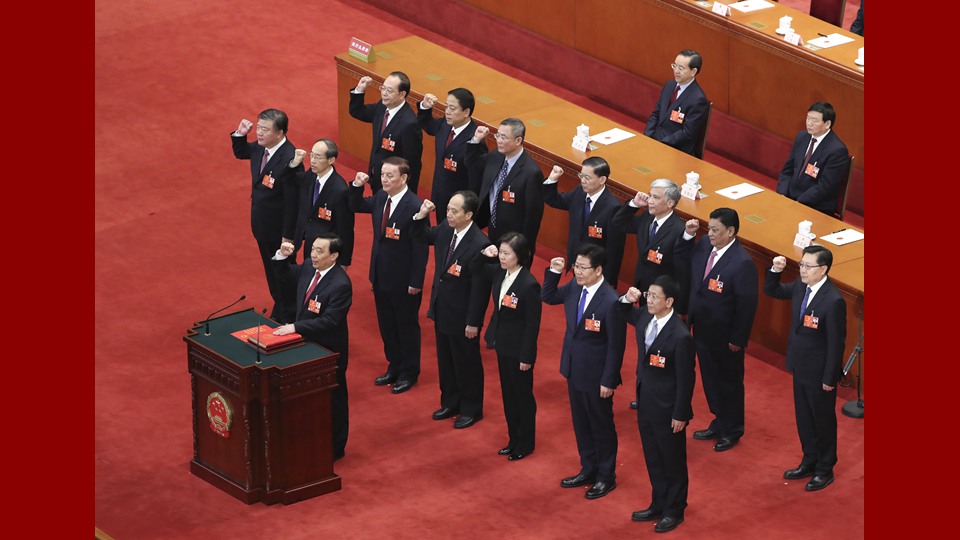 新當(dāng)選的全國(guó)人大常委會(huì)副委員長(zhǎng)、秘書長(zhǎng)進(jìn)行憲法宣誓