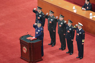 中央軍委副主席、委員進(jìn)行憲法宣誓