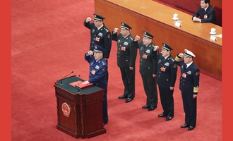 中央軍委副主席、委員進(jìn)行憲法宣誓