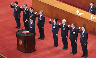 國務(wù)院副總理、國務(wù)委員、秘書長進(jìn)行憲法宣誓