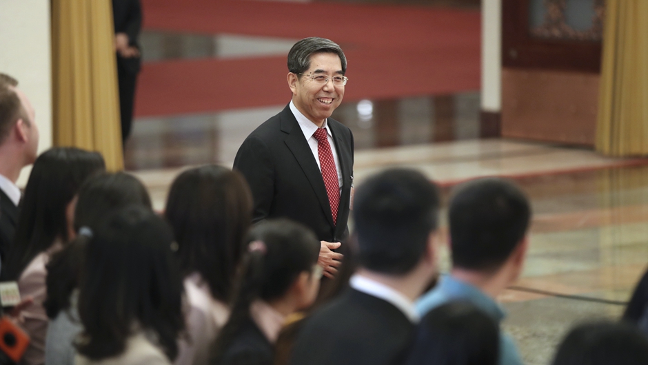 馬建堂步入&ldquo;部長通道&rdquo;，準備接受采訪